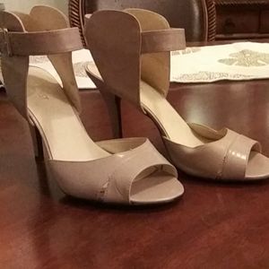 Taupe Nine West woman 👠 heels
